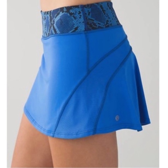 lululemon athletica Dresses & Skirts - Lululemon RARE 🦄 running skirt ziggy snake print blue Sz.4,6